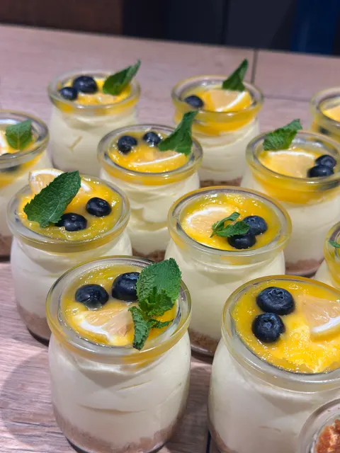 Zitronen-Cheesecakes im Glas mit Lemon Curd, Blaubeeren und Minze