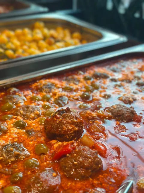 Hackbällchen mit Oliven und Paprika in würziger Tomatensauce im Warmhaltebehälter