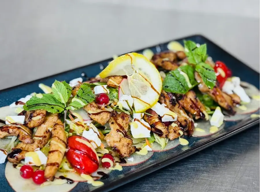 Salat mit gebratenen Hähnchenstreifen, Parmesan und Zitrone