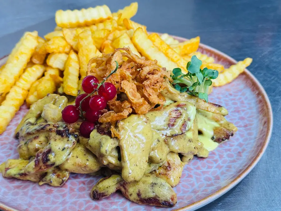 Geschnetzeltes mit Currysauce, Röstzwiebeln und Pommes frites